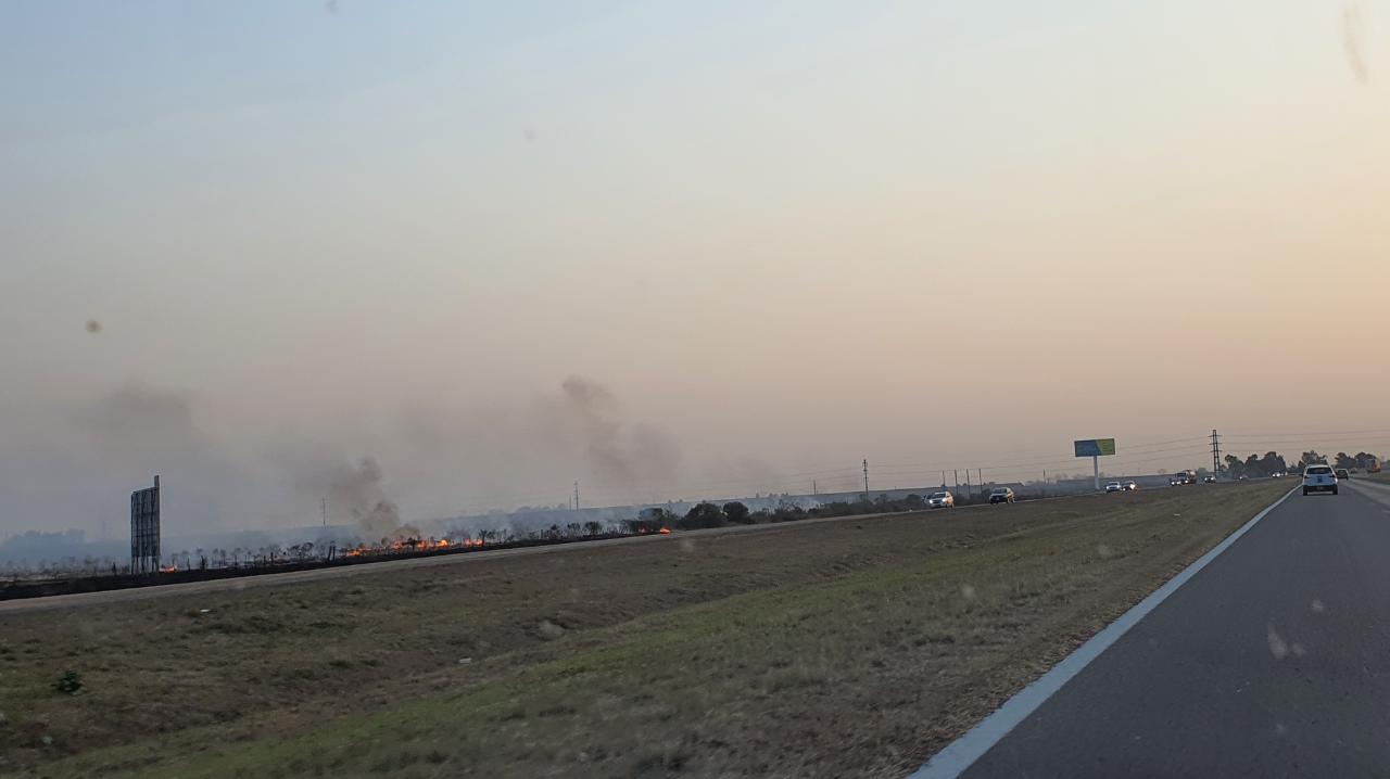 Un peligro: quema de pastizales a la vera de autopista, altura Funes